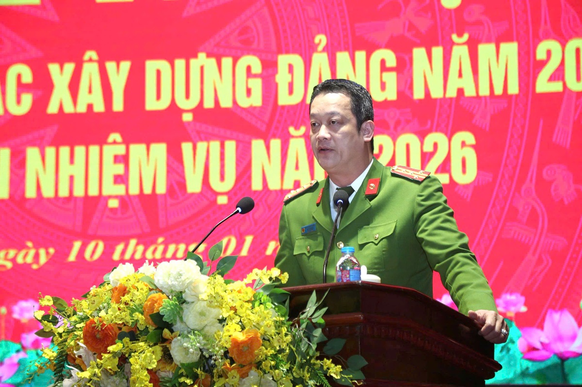 Đồng chí Đại tá Nguyễn Đức Cường - Ủy viên Ban Thường vụ Đảng ủy, Phó Giám đốc Công an tỉnh phát biểu tại Hội nghị