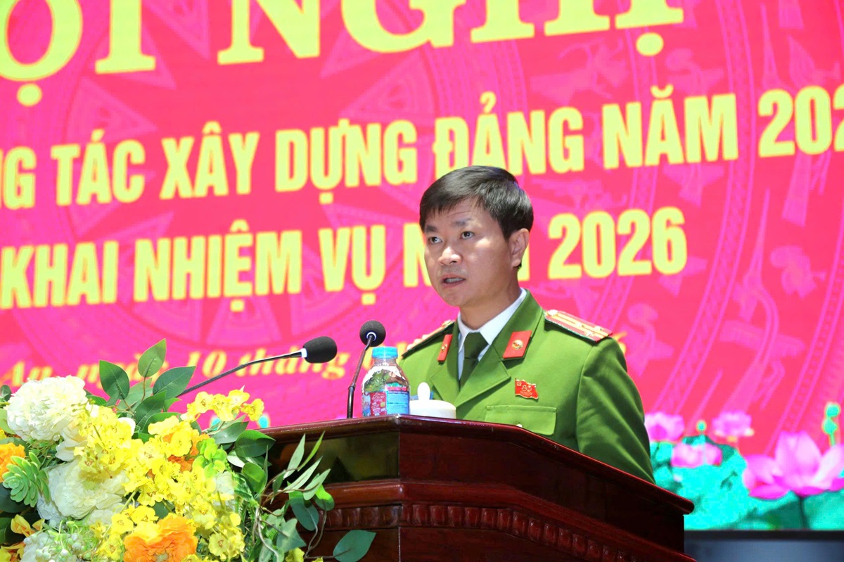 Đồng chí Thượng tá Phạm Thành Long - Ủy viên Ban Thường vụ Đảng ủy, Phó Giám đốc Công an tỉnh phát biểu tại Hội nghị