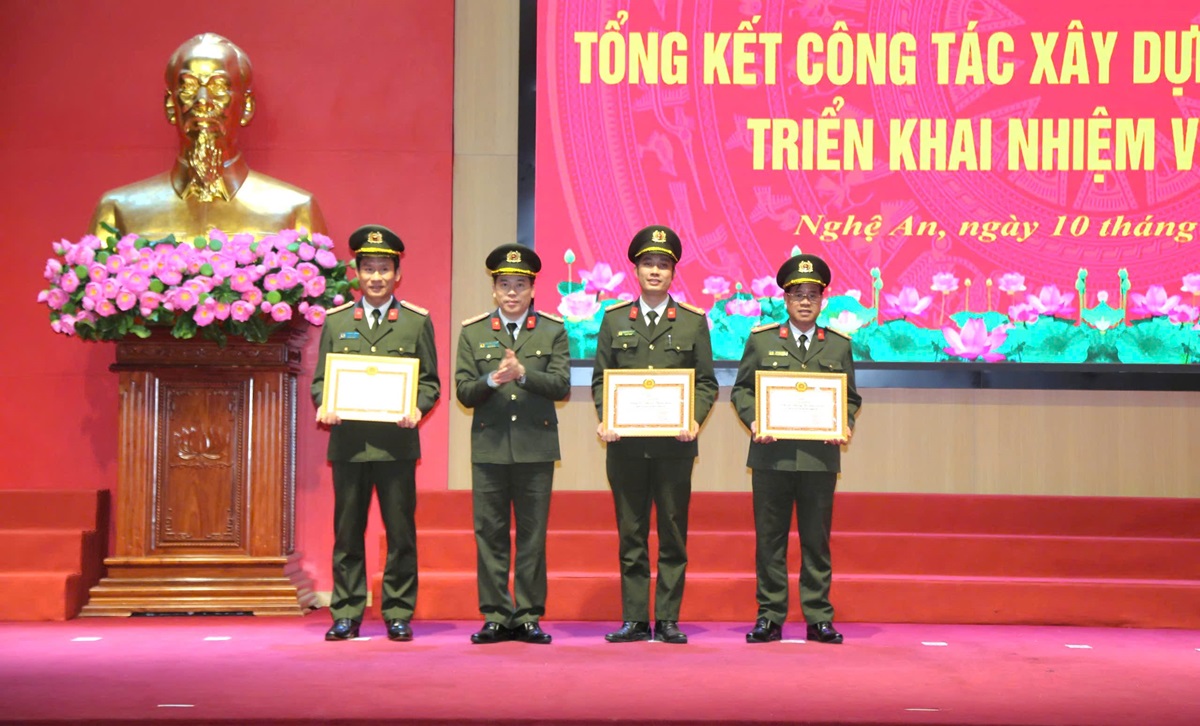 Khen thưởng tập thể đạt thành tích xuất sắc