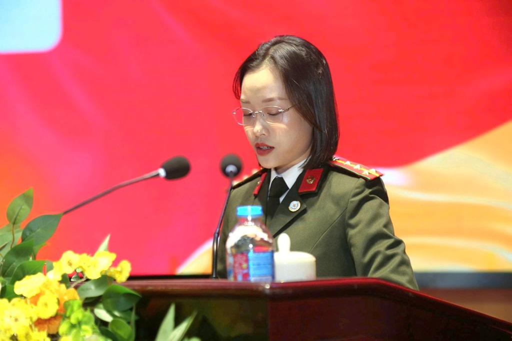 Đại biểu tham luận tại Hội nghị