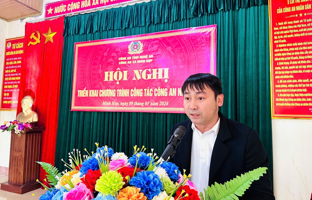 Đồng chí Đinh Viết Hà - PBT Đảng ủy, Chủ tịch UBND xã phát biểu chỉ đạo tại Hội nghị