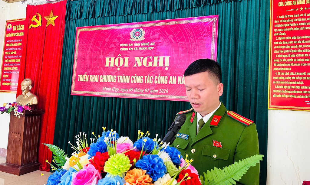 Thiếu tá Vi Văn Sáng - Trưởng Công an xã triển khai nhiệm vụ