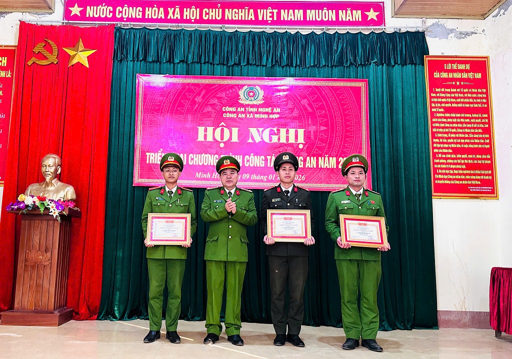 Trao giấy khen tặng tập thể, cá nhân có thành tích xuất sắc trong năm 2025