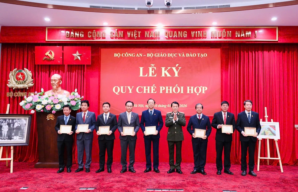 Bộ trưởng Lương Tam Quang trao Kỷ niệm chương “Bảo vệ An ninh Tổ quốc” tặng các đồng chí lãnh đạo thuộc Bộ GD&ĐT vì đã có nhiều đóng góp cho sự nghiệp bảo vệ An ninh Tổ quốc