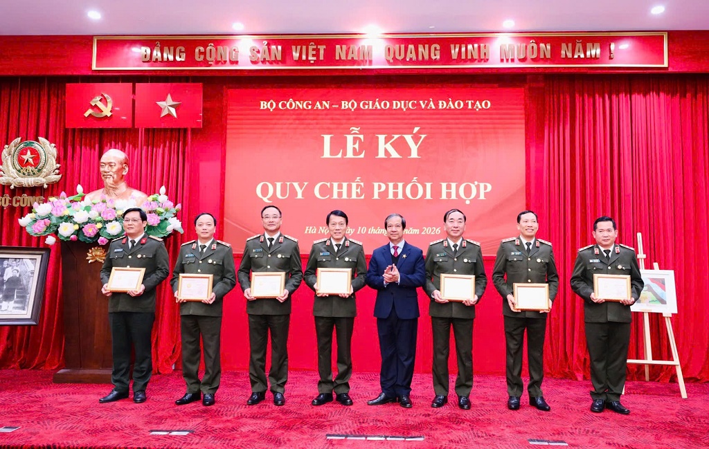 Bộ trưởng Bộ GD&ĐT Nguyễn Kim Sơn trao Kỷ niệm chương “Vì sự nghiệp Giáo dục” tặng Bộ trưởng Lương Tam Quang và các đồng chí Thứ trưởng Bộ Công an, cùng lãnh đạo 02 đơn vị vì đã có nhiều đóng góp trong sự nghiệp giáo dục