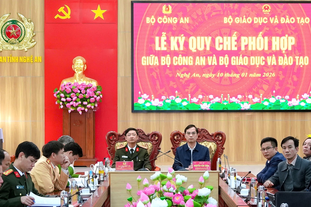 Các đồng chí: Đại tá Trần Ngọc Tuấn, Ủy viên Ban Thường vụ Đảng ủy, Phó Giám đốc Công an tỉnh; Nguyễn Văn Khoa, Ủy viên Ban Chấp hành Đảng bộ tỉnh, Phó Giám đốc Sở GD&ĐT đồng chủ trì buổi lễ tại điểm cầu Công an tỉnh Nghệ An