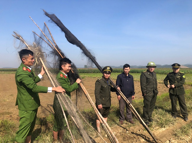 Công an xã Vĩnh Tường thu giữ, tiêu hủy nhiều dụng cụ săn bắt chim trời