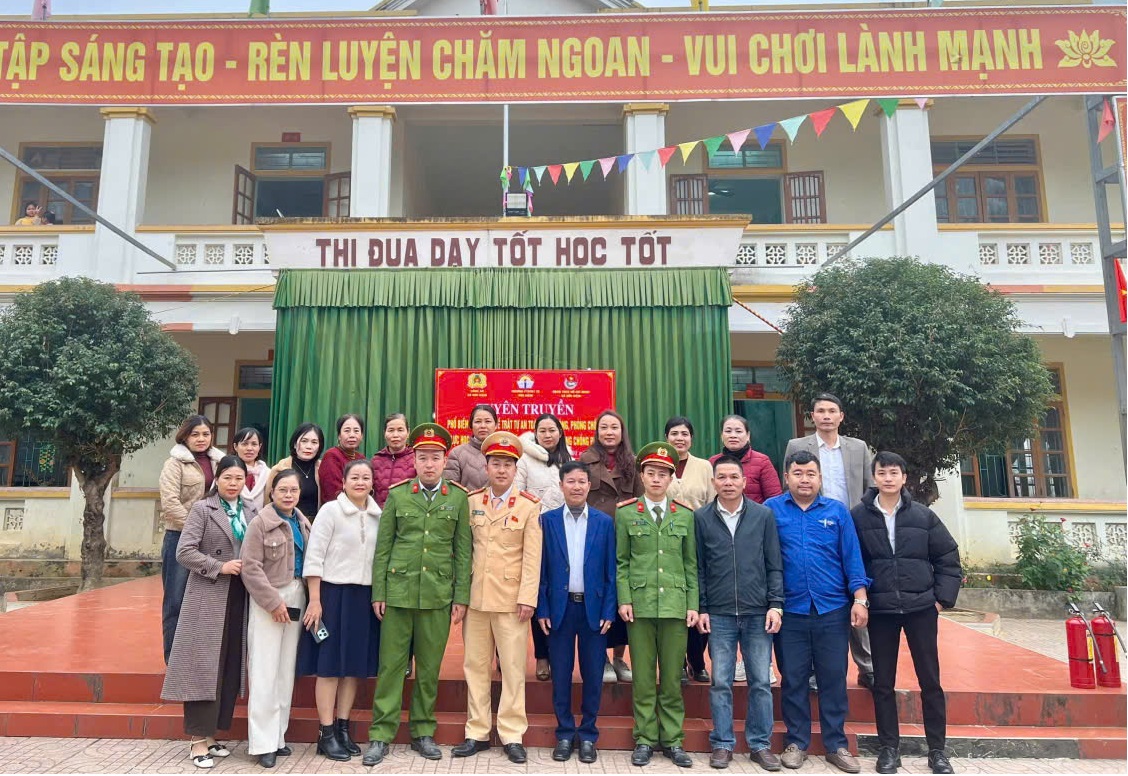 Công an xã, Nhà trường, Đội Cảnh sát giao thông đường bộ số 2, Đoàn Thanh niên xã phối hợp tổ chức tuyên truyền
