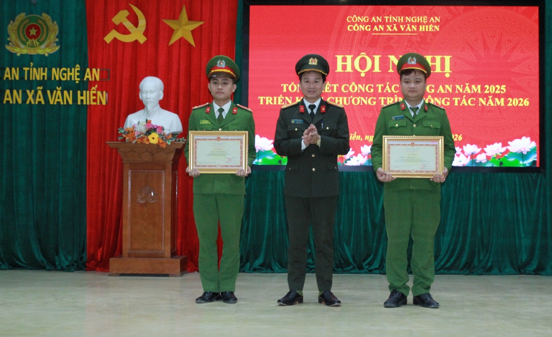 Đồng chí Thượng tá Chu Quang Thành, Phó Chủ nhiệm Ủy ban Kiểm tra Đảng ủy Công an tỉnh trao Bằng khen của Bộ trưởng Bộ Công an tặng cá nhân