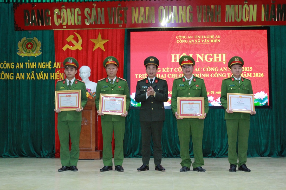 Trao Giấy khen của Giám đốc Công an tỉnh tặng cá nhân có thành tích xuất sắc