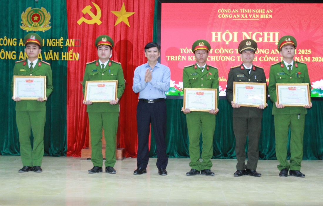 Trao Giấy khen của Chủ tịch UBND xã tặng tập thể, cá nhân