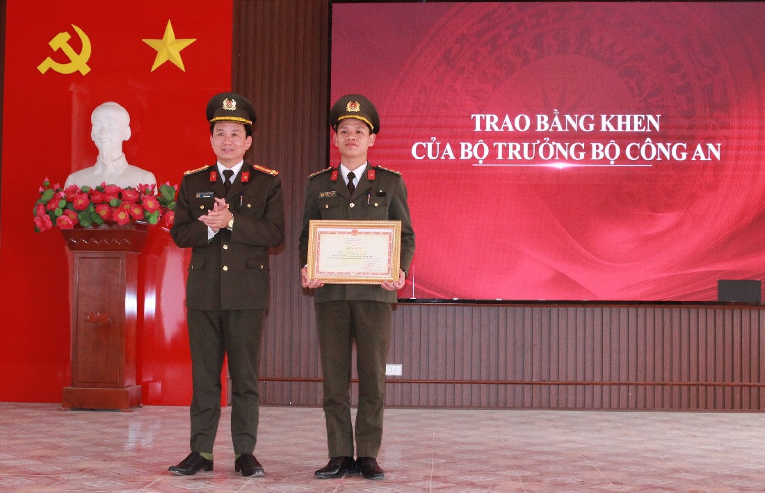 Đồng chí Thượng tá Chu Quang Thành, Phó Chủ nhiệm Ủy ban Kiểm tra Đảng ủy Công an tỉnh trao Bằng khen của Bộ trưởng Bộ Công an tặng cá nhân