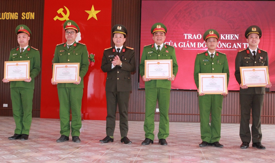 Trao Giấy khen của Giám đốc Công an tỉnh tặng cá nhân có thành tích xuất sắc