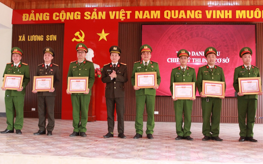 Trao danh hiệu “Chiến sĩ thi đua cơ sở” tặng cá nhân