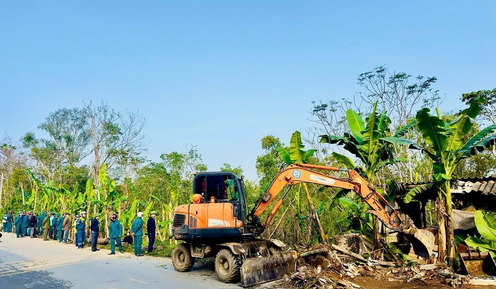Công an xã Bích Hào cùng ban, ngành, đoàn thể ra quân giải tỏa hành lang ATGT