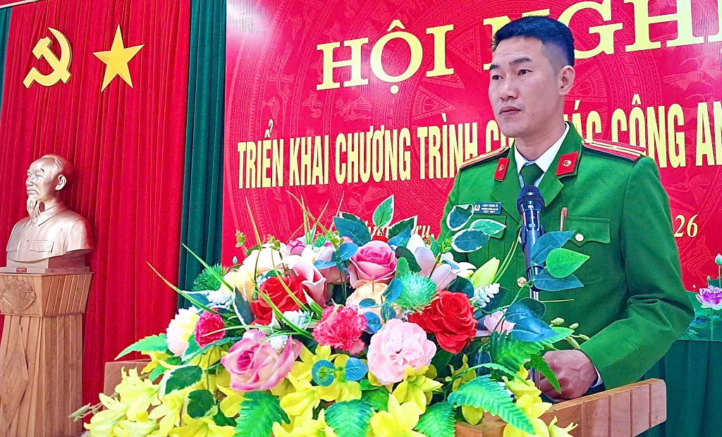 Đồng chí Thiếu tá Lăng Trọng Tú, Trưởng Công an xã Chiêu Lưu phát biểu tại Hội nghị