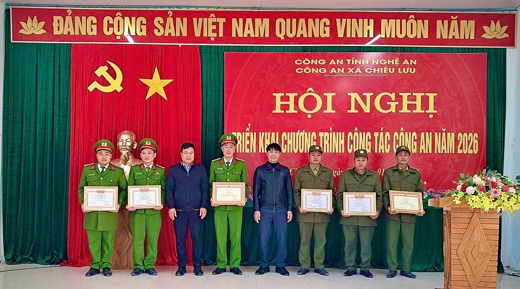 Khen thưởng tập thể, cá nhân có thành tích xuất sắc