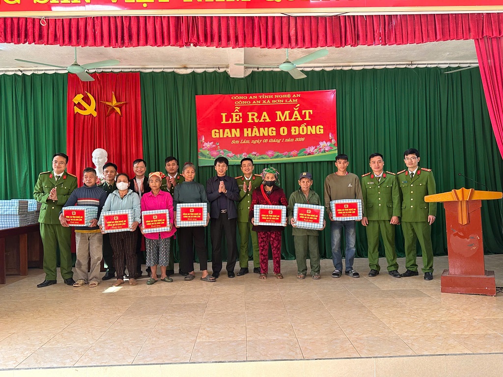 Tặng quà gia đình có hoàn cảnh khó khăn 