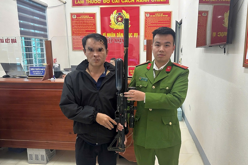 Công dân L.V.D. tự nguyện giao nộp khẩu súng