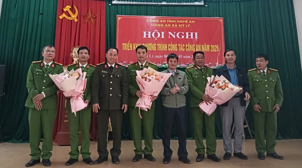 Khen thưởng cá nhân có thành tích xuất sắc