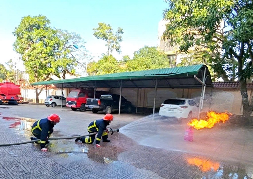 Cán bộ, chiến sĩ Tổ Cảnh sát CC&CNCH đặc biệt tinh nhuệ tham gia huấn luyện nâng cao thể lực và kỹ, chiến thuật chữa cháy, cứu nạn, cứu hộ