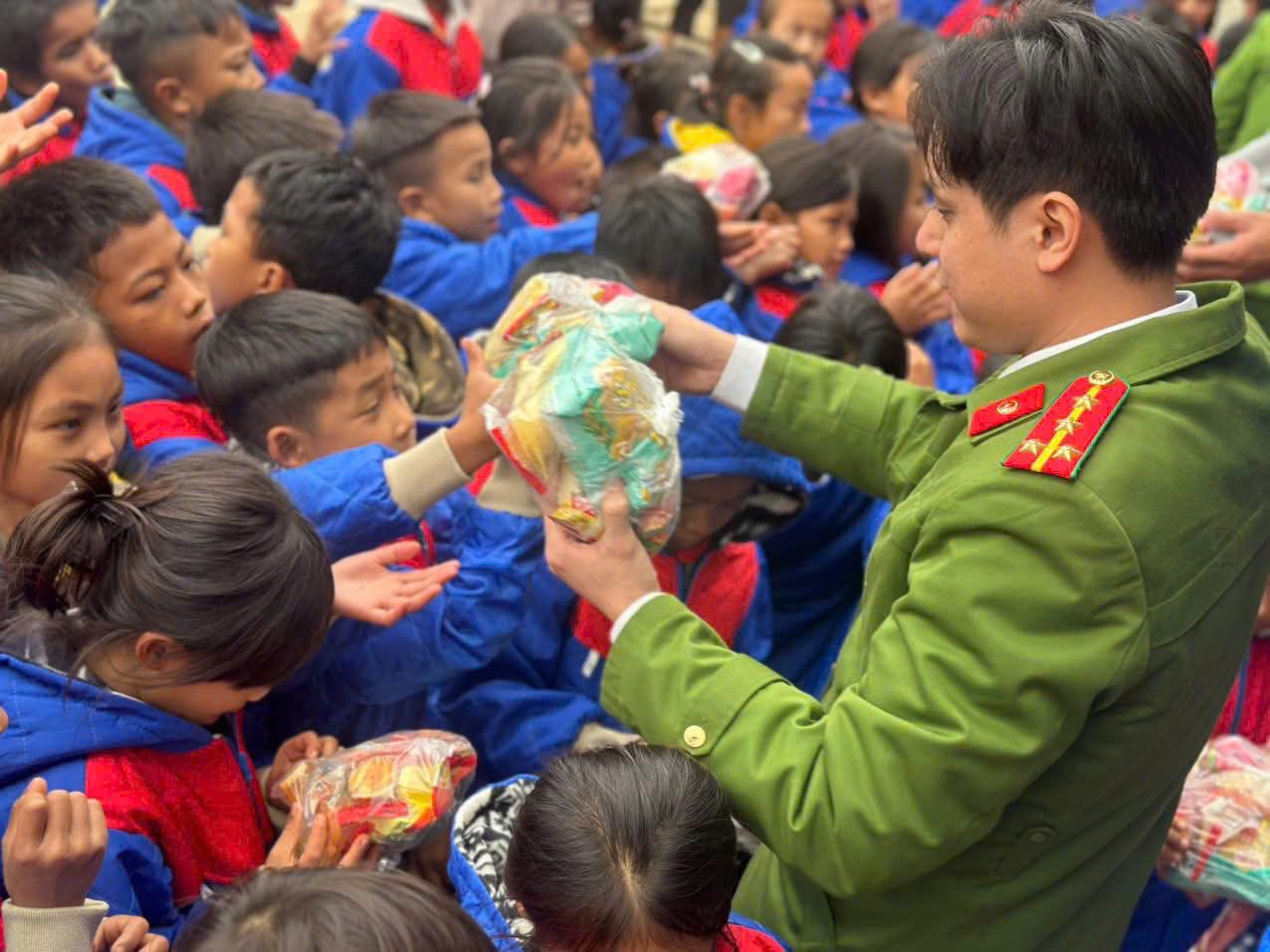 Trao tặng áo ấm và quà tới các em học sinh