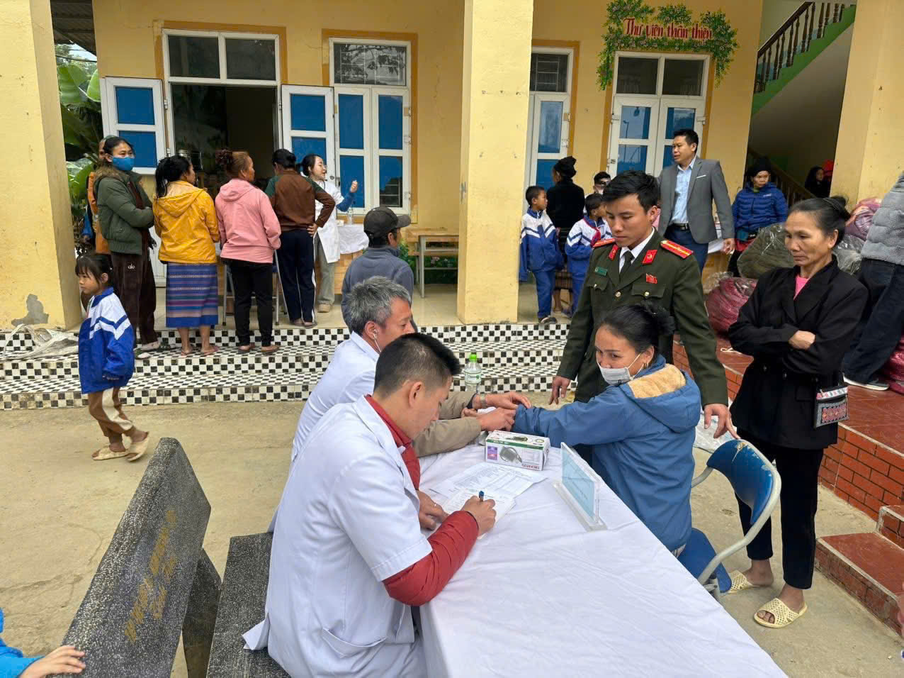 Công an phường phối hợp với Bệnh viện Phong – Da liễu Trung ương Quỳnh Lập khám, tư vấn sức khỏe miễn phí 