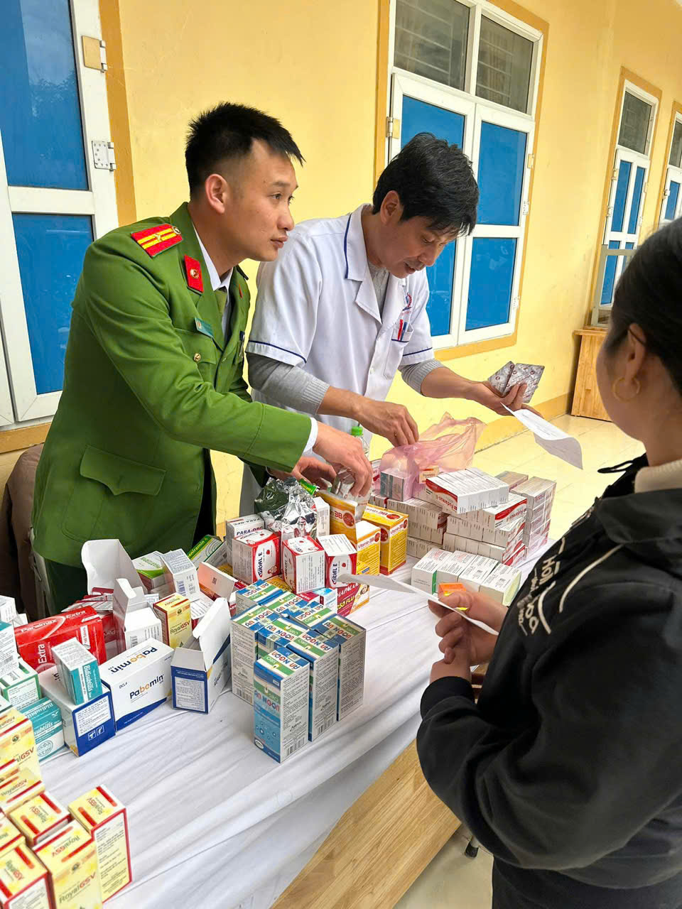 Cấp thuốc miễn phí tới bà con Nhân dân