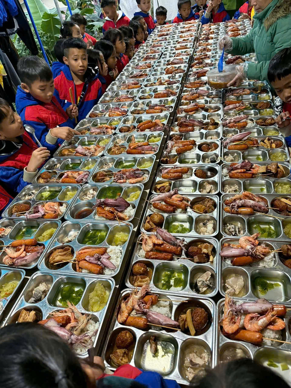 Nấu 148 suất cơm đầy đủ dinh dưỡng tặng học sinh