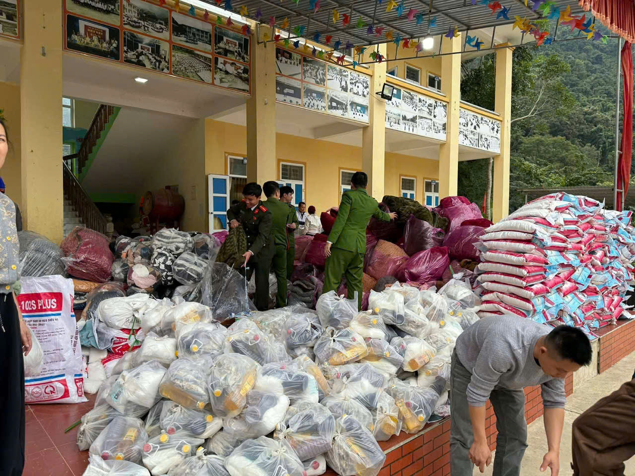 Hàng trăm phần quà thiết thực được trao tận tay bà con dân bản