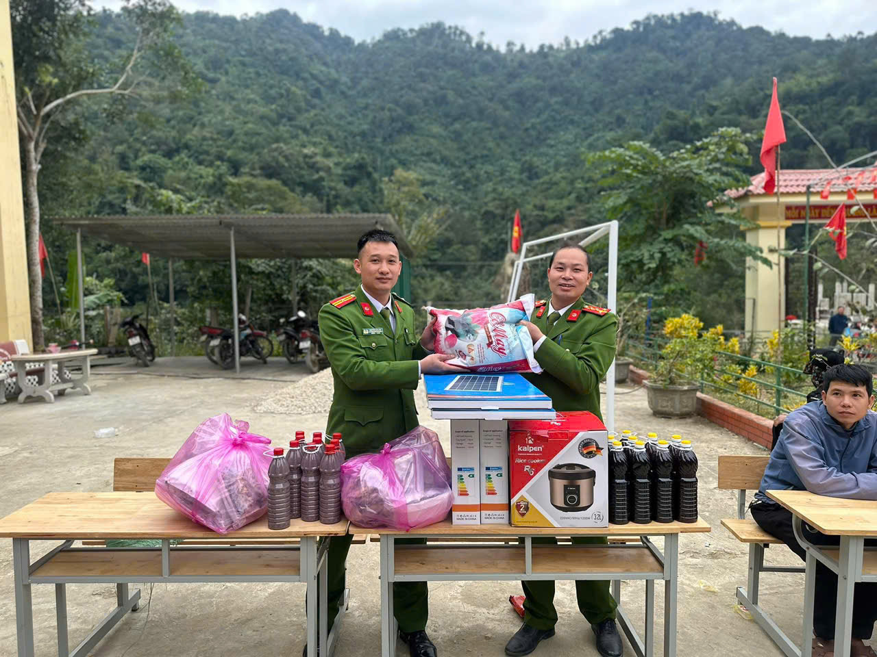 Những phần quà nghĩa tình của đoàn thiện nguyện gửi đến bà con dân bản dịp Tết Nguyên đán