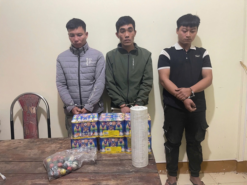 Các đối tượng cùng tang vật bị bắt giữ