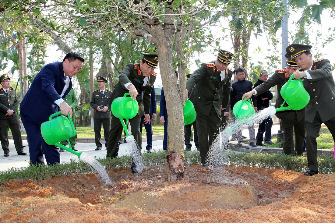 Đồng chí Đại tướng Lương Tam Quang, Ủy viên Bộ Chính trị, Bí thư Đảng ủy Công an Trung ương, Bộ trưởng Bộ Công an trồng cây lưu niệm tại Khu Di tích Quốc gia đặc biệt Kim Liên