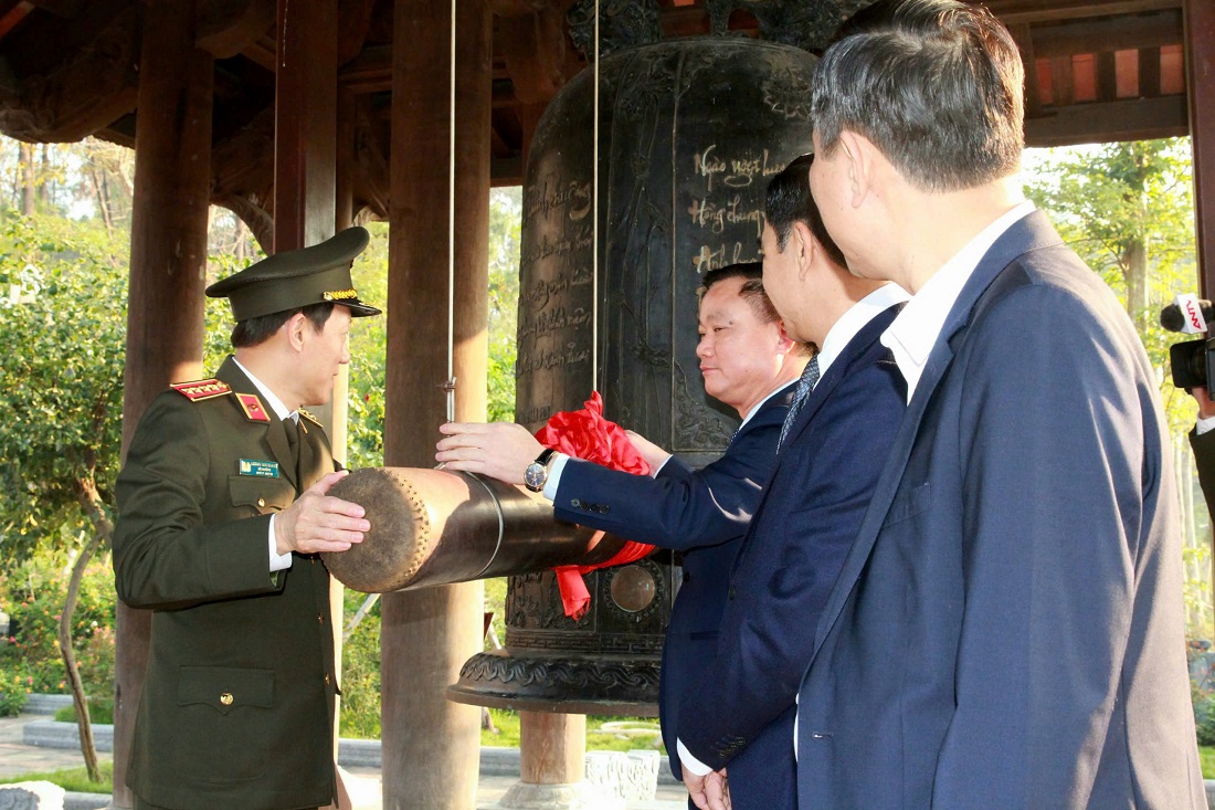 Đồng chí Đại tướng Lương Tam Quang, Ủy viên Bộ Chính trị, Bí thư Đảng ủy Công an Trung ương, Bộ trưởng Bộ Công an thỉnh chuông tại Đền Chung Sơn
