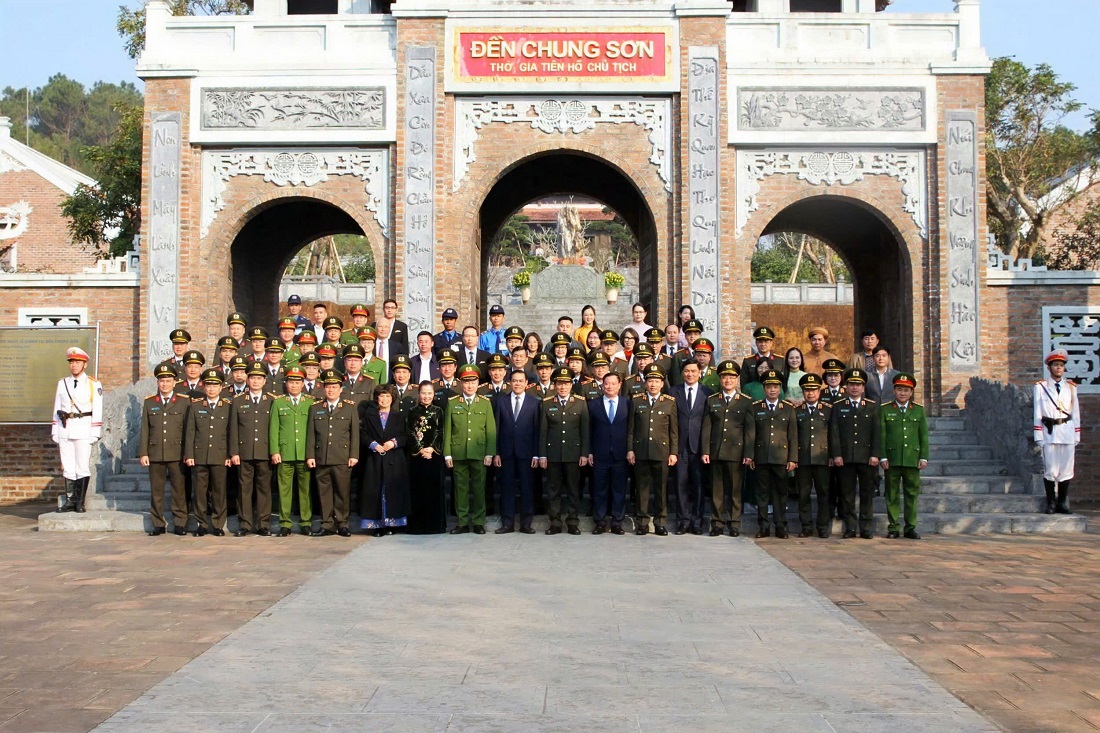 Đồng chí Đại tướng Lương Tam Quang, Ủy viên Bộ Chính trị, Bí thư Đảng ủy Công an Trung ương, Bộ trưởng Bộ Công an cùng Đoàn đại biểu chụp ảnh lưu niệm