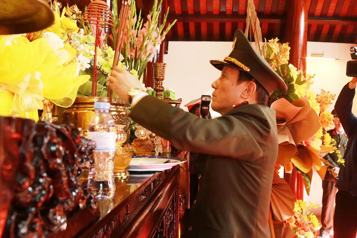 Đồng chí Đại tướng Lương Tam Quang, Ủy viên Bộ Chính trị, Bí thư Đảng ủy Công an Trung ương, Bộ trưởng Bộ Công an dâng hoa, dâng hương tưởng niệm đồng chí Trần Quốc Hoàn 
