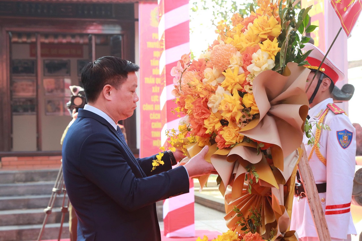 Đồng chí Nguyễn Khắc Thận, Bí thư Tỉnh ủy Nghệ An dâng hoa tưởng niệm đồng chí Trần Quốc Hoàn