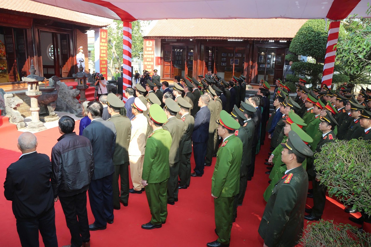 Đoàn đại biểu tưởng niệm đồng chí Trần Quốc Hoàn