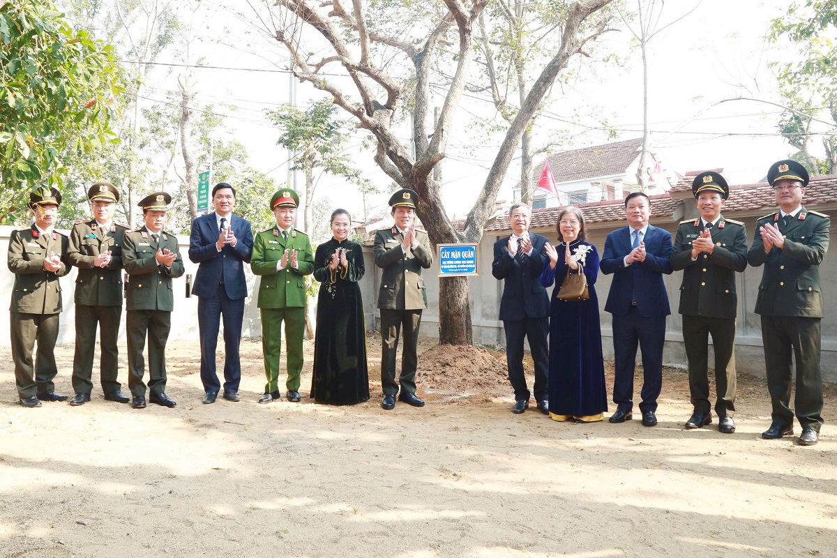 Đồng chí Đại tướng Lương Tam Quang, Ủy viên Bộ Chính trị, Bí thư Đảng ủy Công an Trung ương, Bộ trưởng Bộ Công an trồng cây lưu niệm trong khuôn viên Nhà tưởng niệm đồng chí Trần Quốc Hoàn