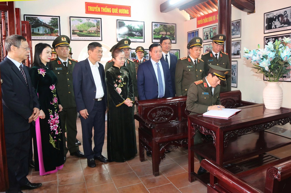 Đồng chí Đại tướng Lương Tam Quang, Ủy viên Bộ Chính trị, Bí thư Đảng ủy Công an Trung ương, Bộ trưởng Bộ Công an ghi sổ lưu niệm