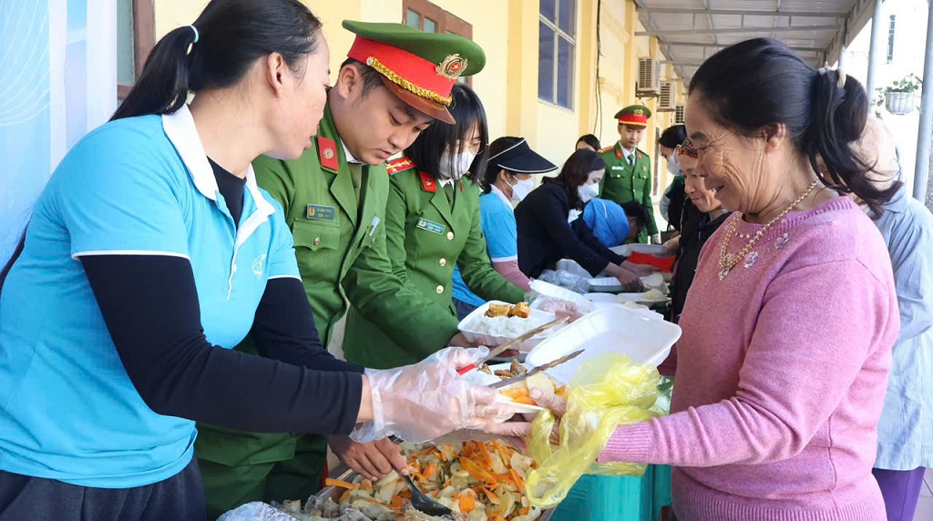 Một số hình ảnh trao tặng suất ăn cho bệnh nhân