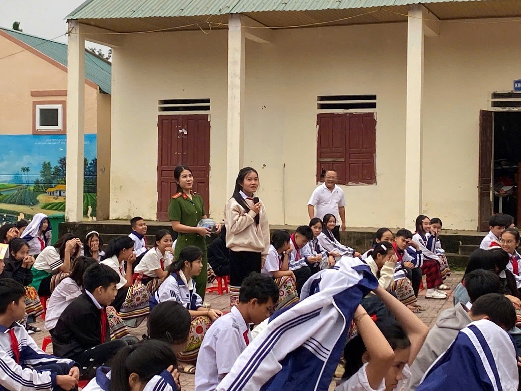 Công an xã tuyên truyền, phổ biến pháp luật cho học sinh
