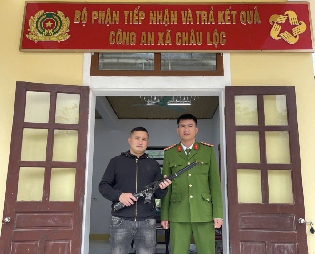 Công an xã Châu Lộc tuyên truyền, vận động người dân giao nộp vũ khí, vật liệu nổ, công cụ hỗ trợ.