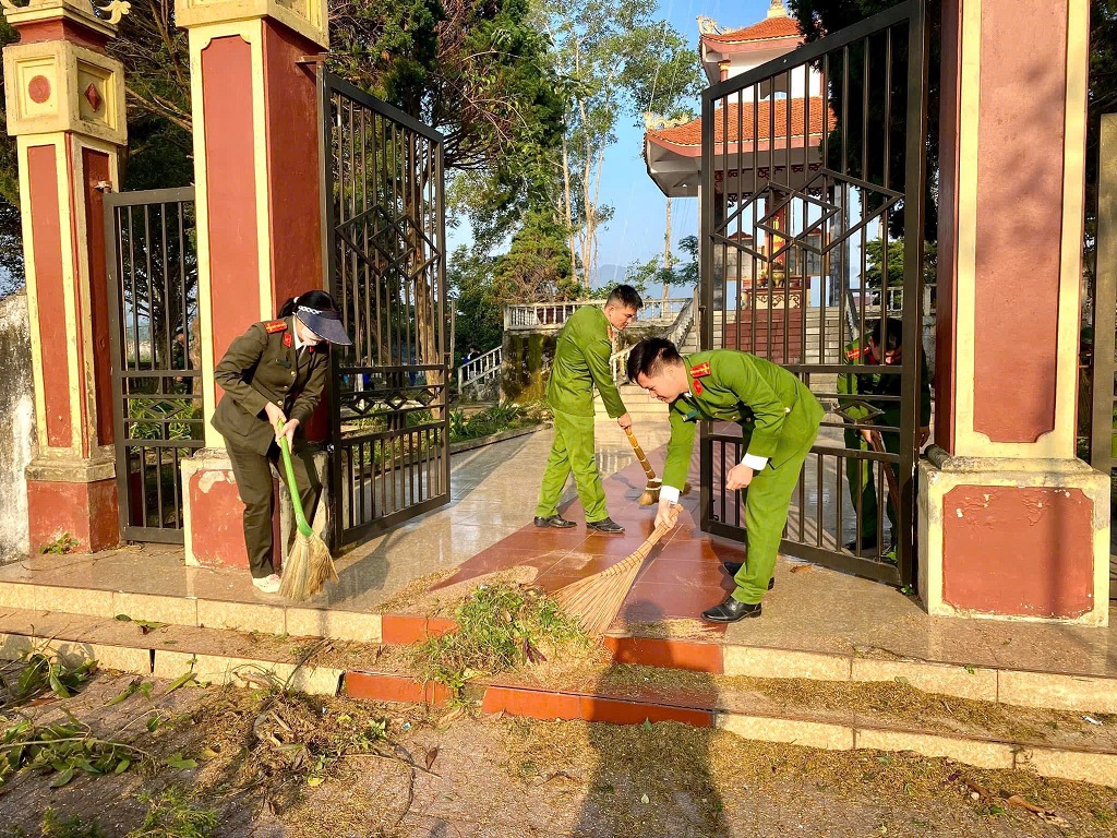 Công an xã tiến hành dọn dẹp cảnh quan, cắt tỉa cây xanh trong khuôn viên