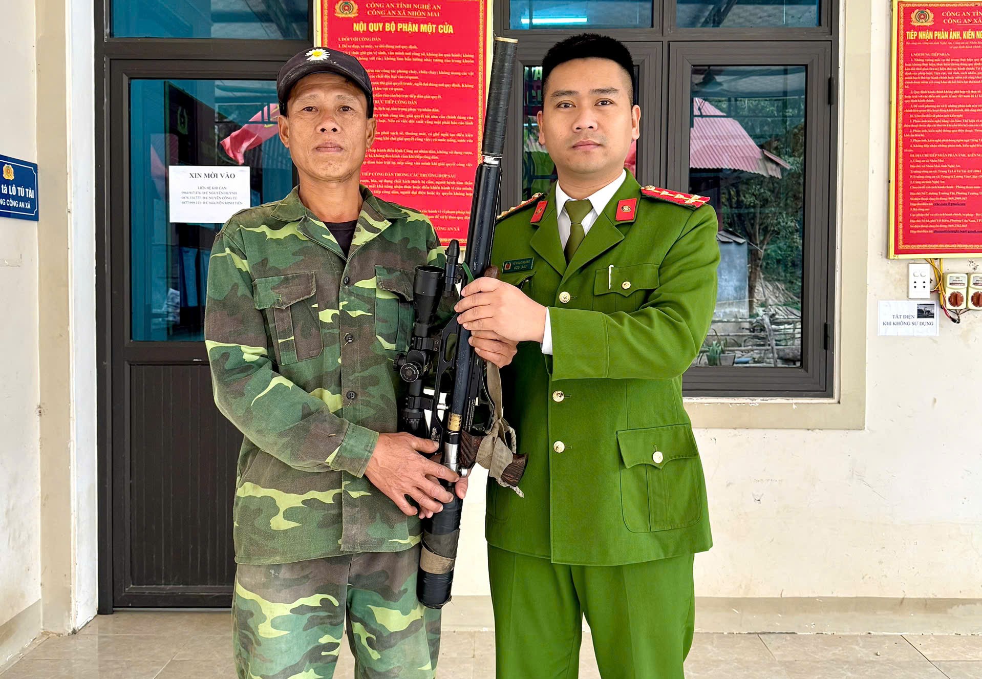 Người dân tự nguyện giao nộp vũ khí, vật liệu nổ và công cụ hỗ trợ