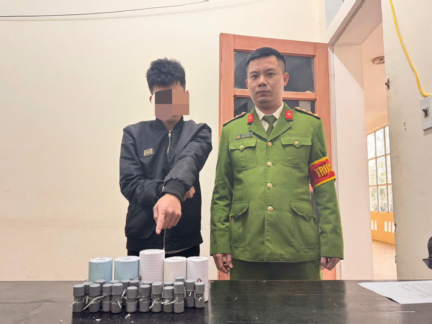 N.G.H. và số pháo bị thu giữ