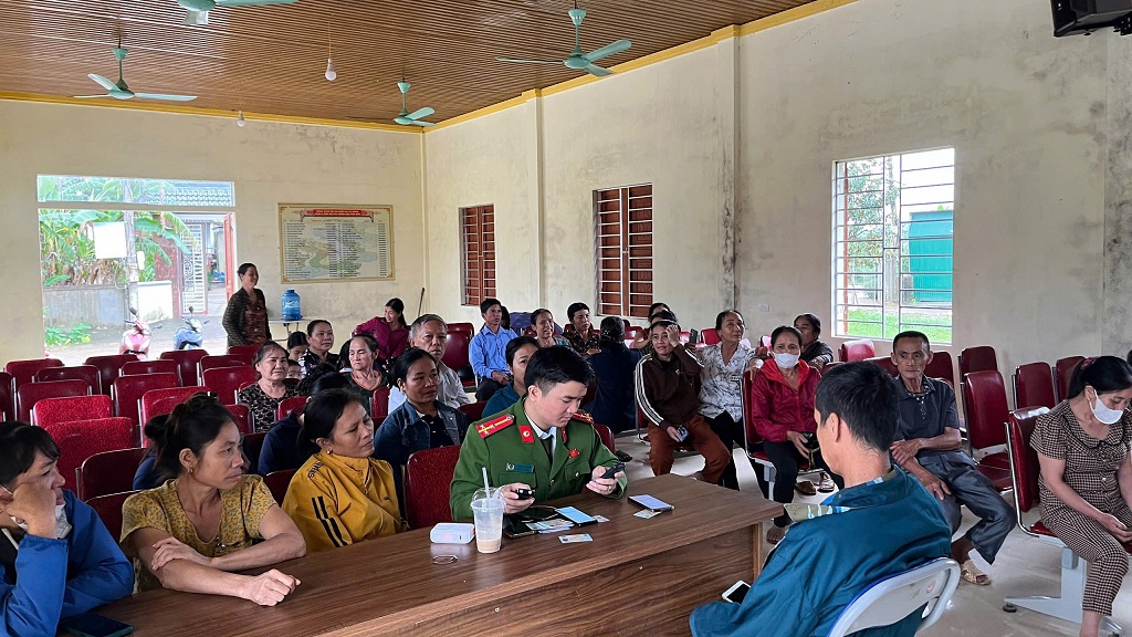 Công an xã hướng dẫn người dân cài đặt Sổ đảng viên điện tử