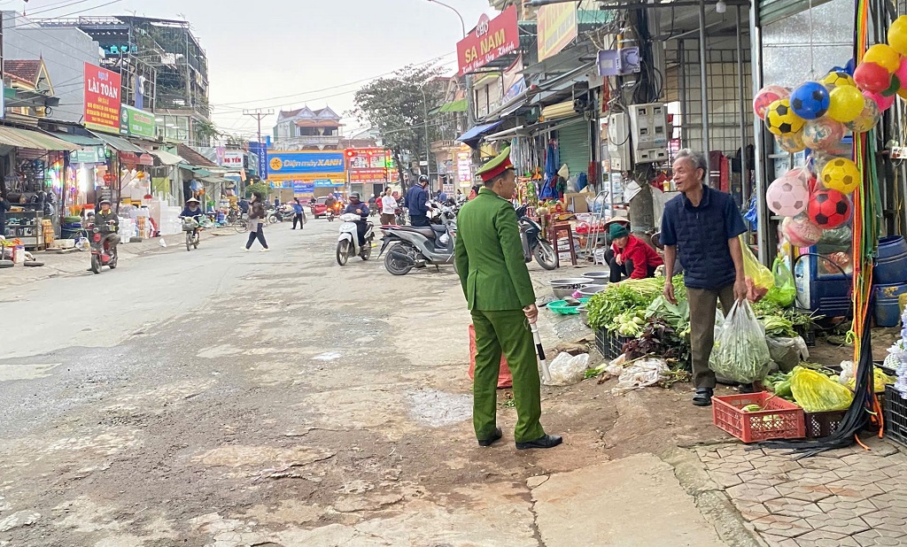 Công an xã Vạn An giải tỏa hành lang, bảo đảm trật tự an toàn giao thông tại khu vực chợ