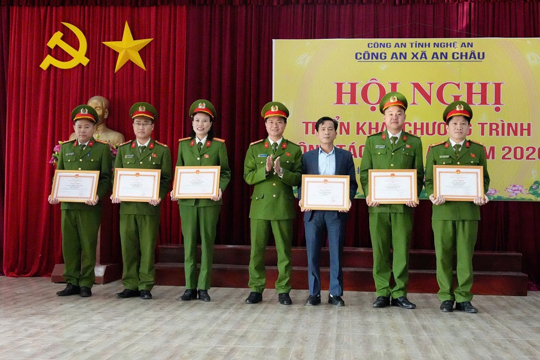 Đồng chí Thượng tá Phạm Thành Long, Ủy viên Ban Thường vụ Đảng ủy, Phó Giám đốc Công an tỉnh trao Giấy khen của Giám đốc Công an tỉnh tặng cá nhân