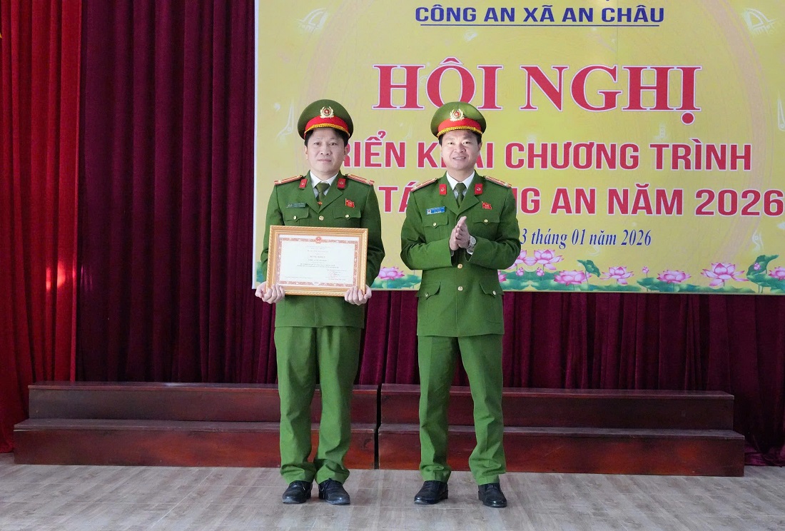 Đồng chí Thượng tá Phạm Thành Long, Ủy viên Ban Thường vụ Đảng ủy, Phó Giám đốc Công an tỉnh trao Giấy khen của Giám đốc Công an tỉnh tặng Công an xã An Châu